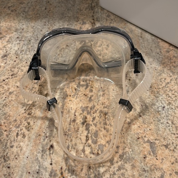 Scuba and Snorkle mask. It's a kids mask and it's adjustable - Picture 4 of 4